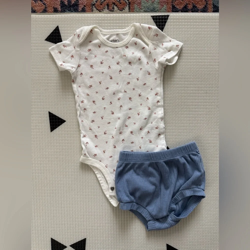 Carter’s|Baby girl cute outfit white ditsy floral bodysuit & ribbed bottoms•••